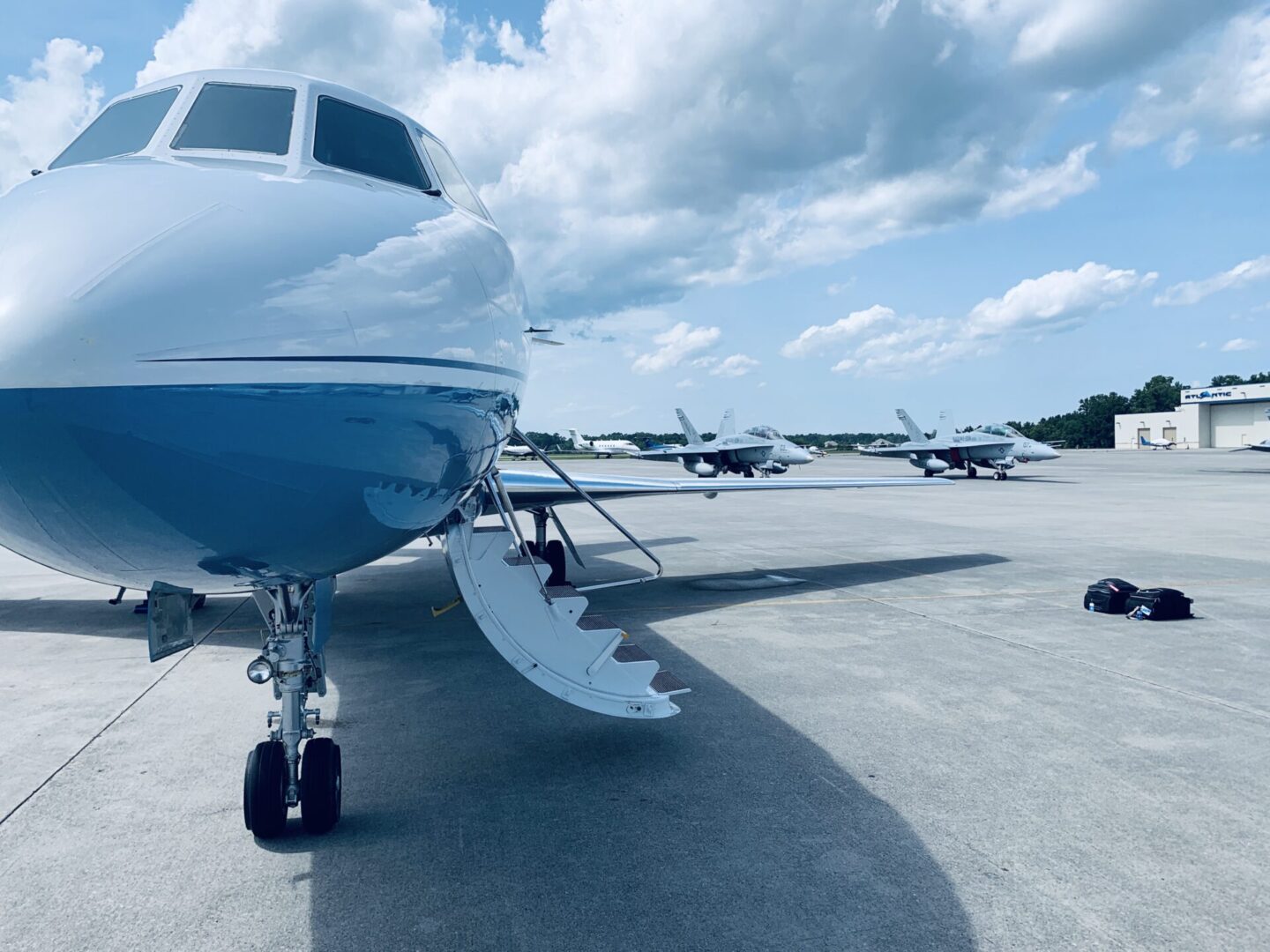 Falcon 900 and 2 F-18s in Charleston (1)